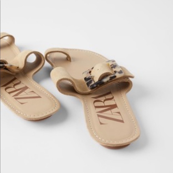 FLAT LEATHER SANDALS WITH TORTOISESHELL BUCKLE - Picture 3 of 6